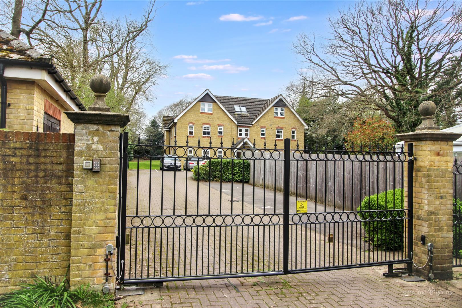 Pryor Close, Tilehurst, Reading